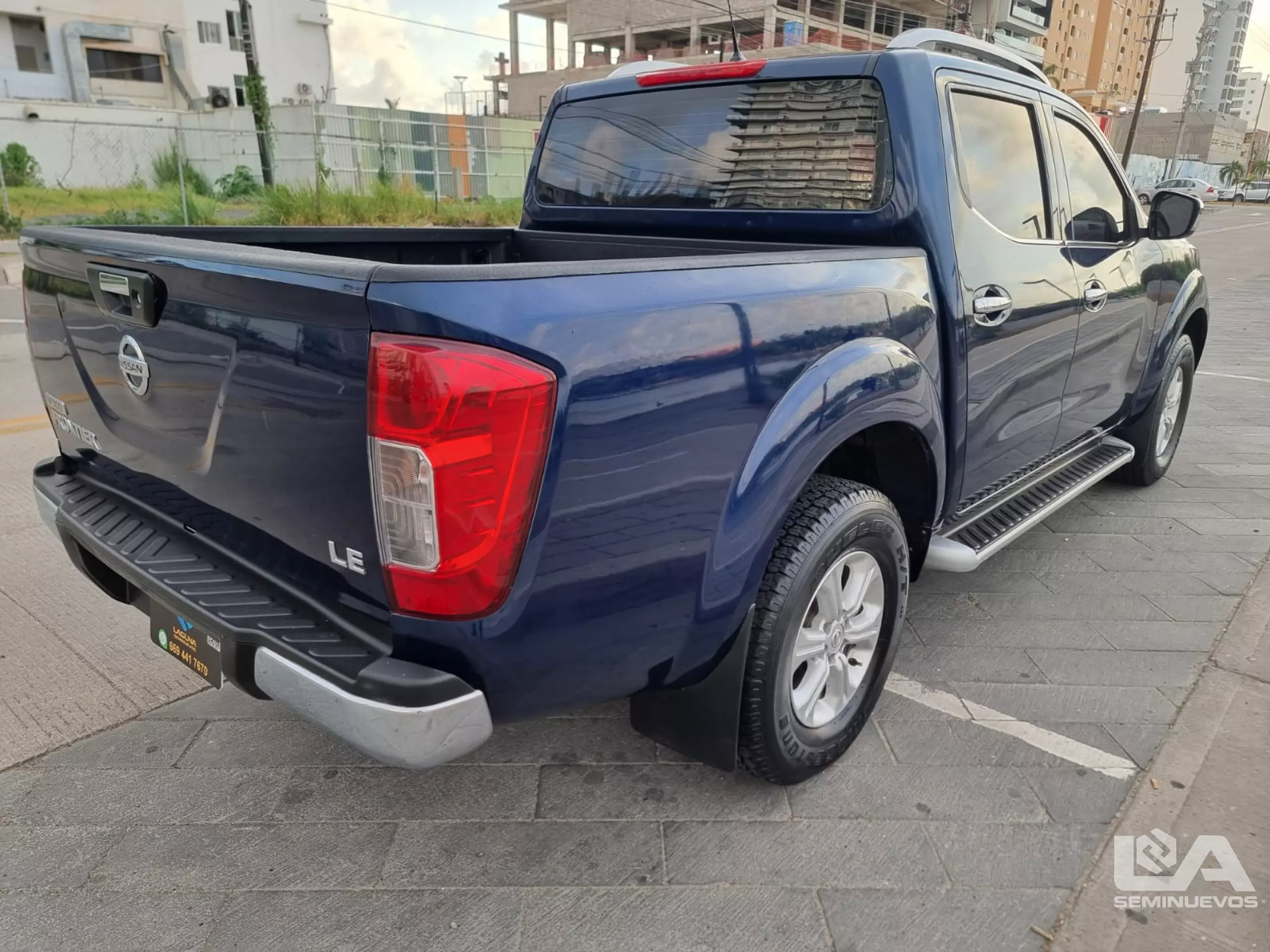 Nissan NP 300 Frontier Pick-Up