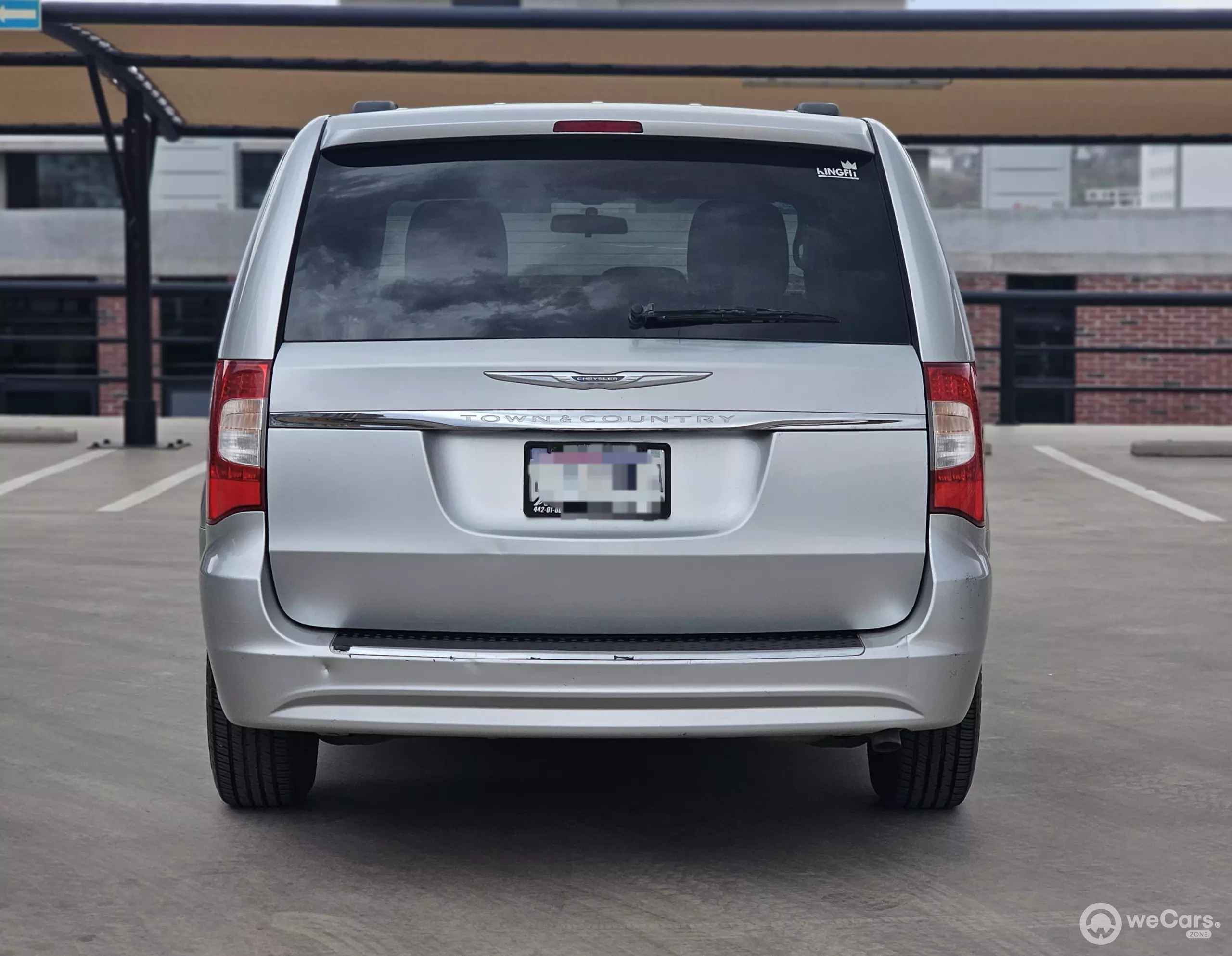 Chrysler Town & Country Minivan