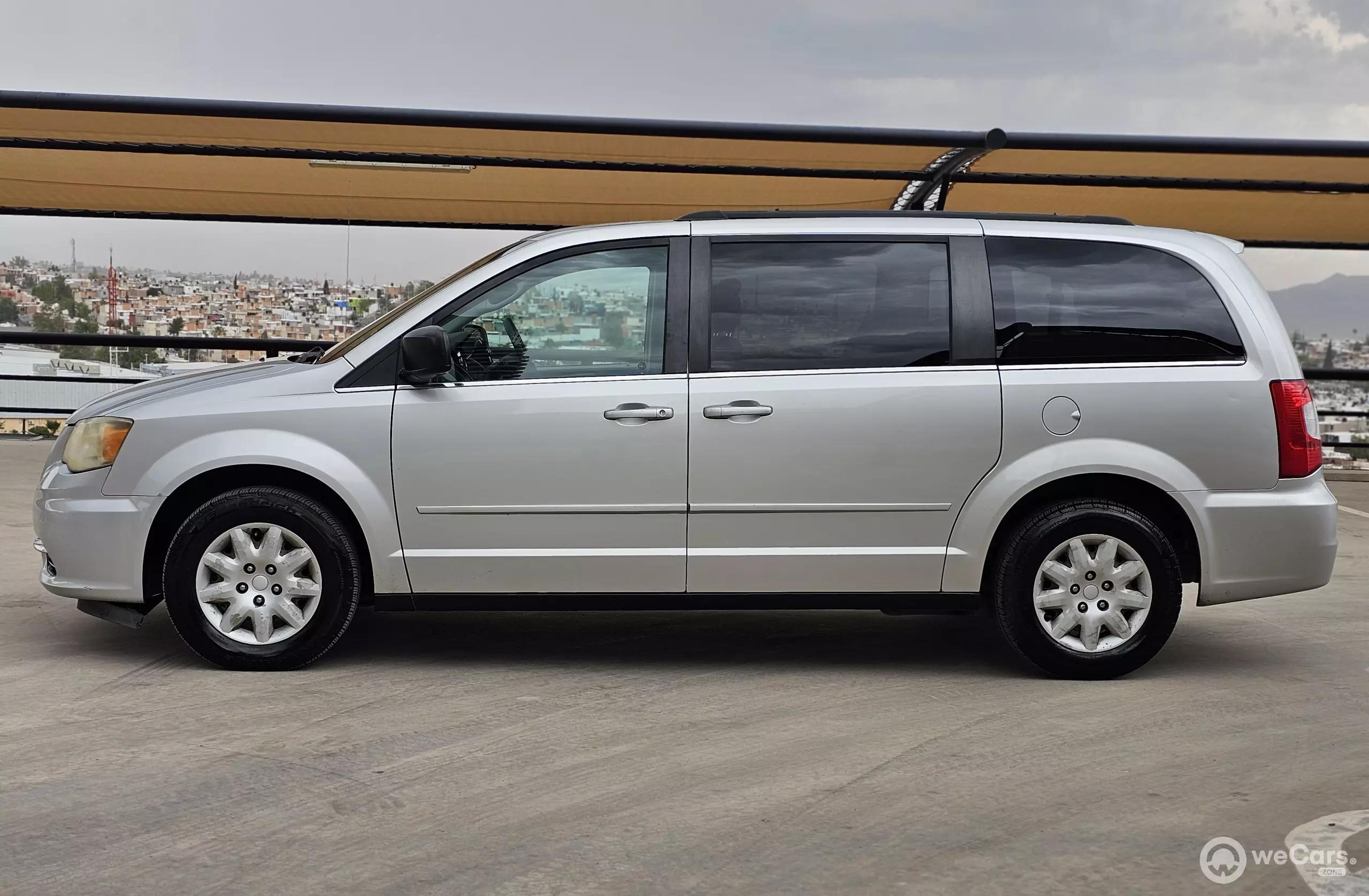 Chrysler Town & Country Minivan