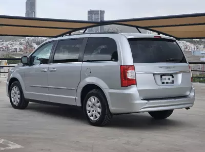 Chrysler Town & Country Minivan 2012