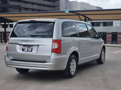 Chrysler Town & Country Minivan 2012