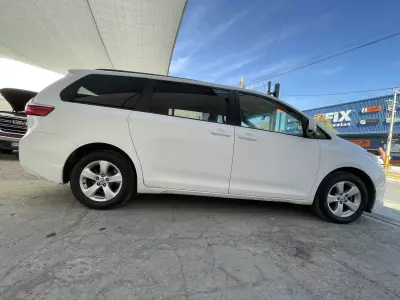 Toyota Sienna Minivan 2015