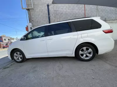 Toyota Sienna Minivan 2015